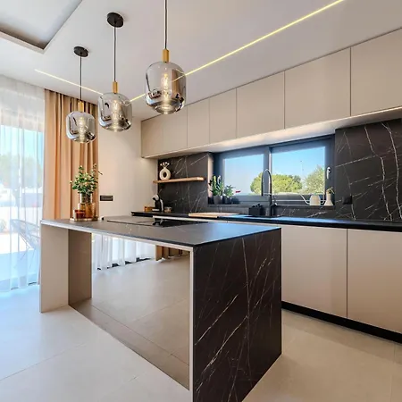 Villa Palazzo By Belmont Realty *
